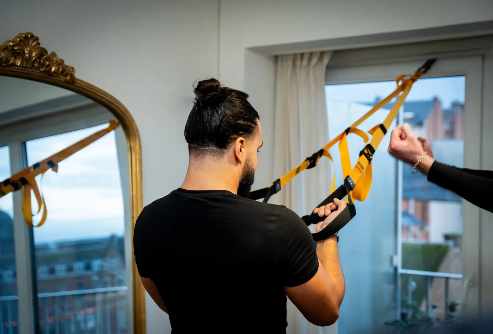 Coach sportif démontrant un exercice de renforcement musculaire pour un entraînement à domicile